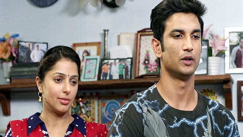 30 सितंबर, 2016 को रिलीज हुई फिल्म
फिल्म 'एमएस धोनी: द अनटोल्ड स्टोरी' बेहद शानदार तरीके से बनाई गई। इसे फॉक्स स्टार स्टूडियो ने 30 सितंबर, 2016 को रिलीज किया। यह फिल्म 61 देशों में रिलीज की गई। हिंदी के अलावा इसे तमिल, तेलुगु और मराठी भाषा में भी डब करके रिलीज किया गया। हालांकि, किसी वजह से बाद में मराठी भाषा में फिल्म का प्रसारण रोक दिया गया। 