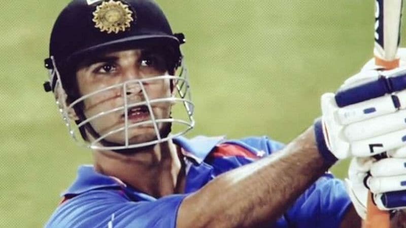 धोनी का संघर्ष
पूरी फिल्म में धोनी का संघर्ष सामने आया है। 2007 के वर्ल्ड कप में खराब फॉर्म की वजह से मानसिक रूप से परेशान होने से लेकर धोनी का अफेयर, शादी और 2011 के वर्ल्ड कप में उनके नेतृत्व में भारत की चुनौतीपूर्ण जीत दिखाई गई है। वह बहुत ही रोमांचक पल है, जब भारत को वर्ल्ड कप में जीत के लिए 4 रन की जरूरत होती है और धोनी के छक्का लगाते ही वर्ल्ड कप पर भारत का कब्जा हो जाता है। भूलना नहीं होगा कि धोनी के चरित्र को पर्दे पर सुशांत सिंह राजपूत ने जीवंत किया, जो आज हमारे बीच नहीं हैं।
