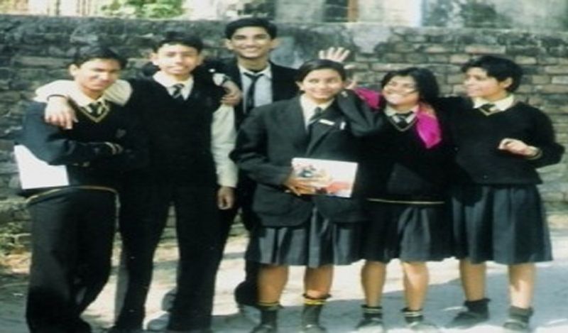 हालांकि, फिल्म इंडस्ट्री में नाम कमाने के लिए उन्होंने इंजीनियरिंग छोड़ दी और थियेटर से जुड़ गए।
