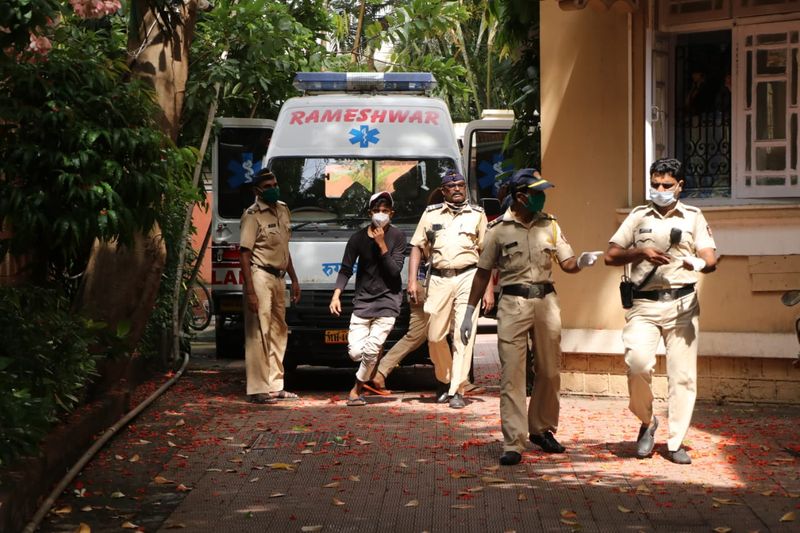 இதையடுத்து தகவலறிந்து விரைந்து வந்த போலீசார் சடலத்தைக் கைப்பற்றி பிரேத பரிசோதனைக்கு அனுப்பி வைத்தனர். 