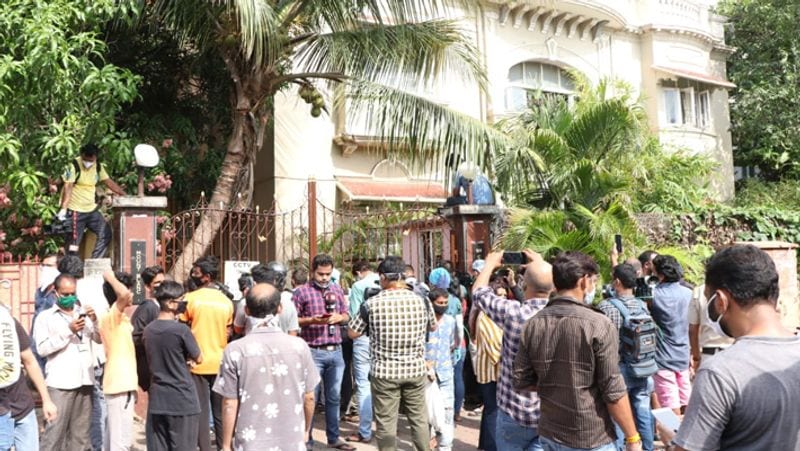 सुशांत के घर के बाहर भी फैन्स की भीड़ लगी हुई। इन्हें संभालने के लिए भी पुलिस तैनात है।