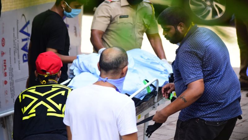 बता दें कि सुशांत को डिप्रेशन था और उनका इलाज चल रहा था। उनके घर से दवाइयां और प्रिसक्रिप्शन मिले हैं। पुलिस को कुछ ऐसे दस्तावेज मिले हैं जिसके मुताबिक वे डिप्रेशन का इलाज करवा रहे थे। फिलहाल उनके घर से अभी कोई सुसाइड नोट बरामद नहीं किया गया है।