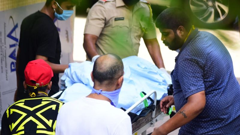 सुशांत के पटना स्थित घर में मातम का माहौल है। उनके परिवार में उनकी तीन बहनें भी हैं। बताया जा रहा है कि उनके पिता को उनकी बेटी ने फोन करके आत्महत्या की सूचना दी थी। सुशांत के पिता फिलहाल मीडिया से बात करने की स्थिति में नहीं हैं।