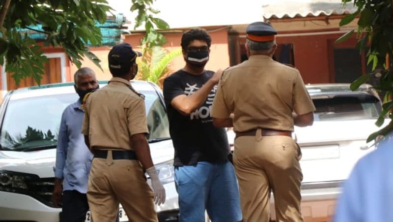 सुशांत का जन्म पटना, बिहार में हुआ है। उनके पिता सरकारी अधिकारी हैं। उनका परिवार 2000 के शुरुआती समय में दिल्ली में बस गया। सुशांत की 4 बहनें भी हैं जिसमें से एक मीतू सिंह राज्य स्तर की क्रिकेट खिलाड़ी हैं।