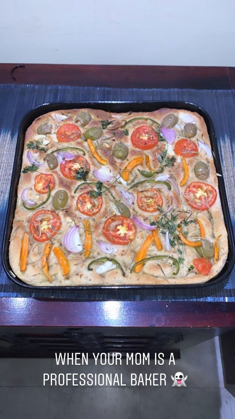 On her Instagram, she posted a freshly made pizza baked by her mother
