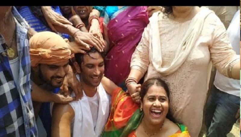 सभी लोगों के मन में यही सवाल है कि सुशांत ने इतना बड़ा कदम क्यों उठाया। सुशांत पिछले साल मई में पटना आए थे, तब उन्होंने मोहल्ले के मंदिर में पूजा अर्चना की थी।
