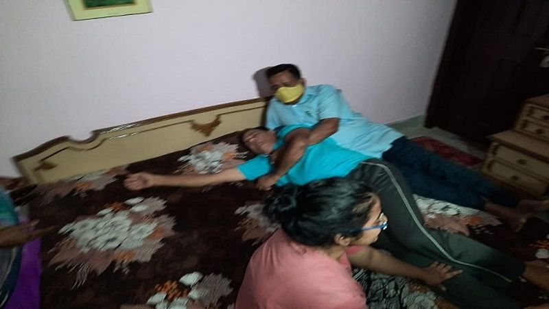 आसपास और घर के लोग अभिनेता सुशांत सिंह राजपूत के पिता को संभालने में जुटे हैं। वे होश में आते हैं और फिर थोड़ी देर बाद बेहोश हो जा रहे हैं। करीबी लोग उन्हें समझाने की कोशिश कर रहे हैं। परिजन का रो-रोकर बुरा हाल है। 