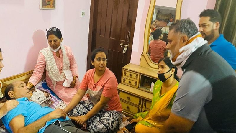 अभिनेता सुशांत सिंह राजपूत के घर पर सिर्फ उनके पिता रहते हैं। बेटे की मौत की खबर सुनते ही पिता बेहोश हो गए।
