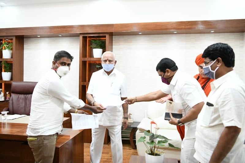 ಮಾಜಿ ಸಂಸದ ಮಂಜುನಾಥ ಕುನ್ನೂರು ಹಾಗು ಭೀಮಾ ಶಂಕರ್ ಪಾಟೀಲ್ ಸೇರಿದಂತೆ ಸಮುದಾಯದ ಮುಖಂಡರ ಸಾಥ್