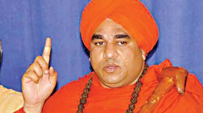 ಹಲವು ಸಮುದಾಯಗಳನ್ನ ಸಾಮಾಜಿಕವಾಗಿ,ಶೈಕ್ಷಣಿಕವಾಗಿ, ಆರ್ಥಿಕವಾಗಿ ಮೇಲೆತ್ತುವ ದೃಷ್ಟಿಯಿಂದ ನಿಗಮಗಳನ್ನ ರಚನೆ ಮಾಡಿದ್ದಾರೆ. ಇತರ ಸಮುದಾಯಗಳ ಅಭಿವೃದ್ಧಿಗೂ ಸಿಎಂ ನಿಗಮಗಳನ್ನ ಸ್ಥಾಪಿಸಿ ಅನುಕೂಲ ಮಾಡಿಕೊಟ್ಟಿದ್ದಾರೆ. ಅದರಂತೆ ಲಿಂಗಾಯತ ಸಮುದಾಯಕ್ಕೂ ಅನುಕೂಲ ಮಾಡಿಕೊಡಬೇಕೆಂದು ಸ್ವಾಮೀಜಿಗಳು ಕೋರಿದ್ದಾರೆ.