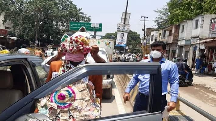 Rampur Sehra on the head and a garland of notes around the neck, DM cuts the groom's challan ASA Rampur Sehra on the head and a garland of notes around the neck, DM cuts the groom's challan ASA