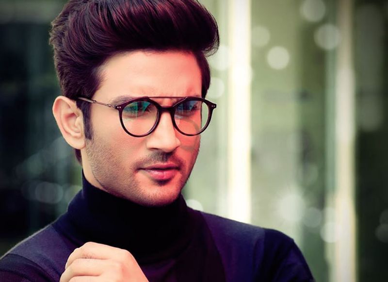 এবার সুশান্তের মৃত্যুর এক মাসের মাথায় যখন ছন্দে ফিরছে সবকিছু, তখনও আবেগ ধরে রাখতে পারলেন না কৃতি। 