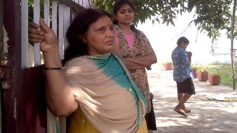 अंजनी पाठक ने कहा वो मेरे बच्चों के साथ बचपन में क्रिकेट खेलता था, अक्सर उसका समय हमारे घर पर ही बीतता था। सुशांत की सबसे बड़ी बहन मेरी सहेली है। इसलिए वो मुझको दीदी कहकर पुकारता था। इतना बड़ा एक्टर बनने के बाद भी उसके जीवन में कोई बदलाव नहीं आया था। वो जब भी पटना आता तो मेरे पैर छूकर प्रणाम करता था। 8 महीने पहले जब वो पटना आया था तो आकर मेरे गले लगा था। (सुशांत के पड़ोस में रहने वालीं अंजनी पाठक)
