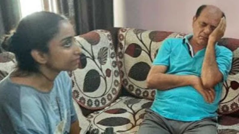 बता दें कि सुशांत सिंह के बचपन का नाम गुलशन था जो उसकी मां उषा ने रखा था। वो पढ़ने में शुरू से ही होशियार था, पिता केके सिंह उसको उंगली पकड़कर स्कूल छोड़ने जाया करते थे। पत्नी की मौत के बाद पिता बेटे के सहारे जी रहे थे, लेकिन आज वही बेटा उनका बुढ़ापे में साथ छोड़ 