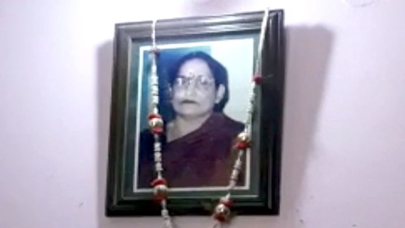 बता दें कि सुशांत का जन्म बिहार के पूर्णिया जिले के मदीहा गांव में हुआ था। साल 2002 में उनकी मां उषा सिंह का निधन हो गया था। अपनी मां की इच्छा के खातिर सुशांत 17 साल बाद अपने गांव गए थे। जहां उन्होंने अपन सिर सिर नहीं मुंडवाया था। उनकी मां ने मन्नत मांगी थी कि बेटा ठीक रहेगा। अच्छा काम करेगा तो यहां माता के मंदिर में उसक मुंडन करवाएंगी।
