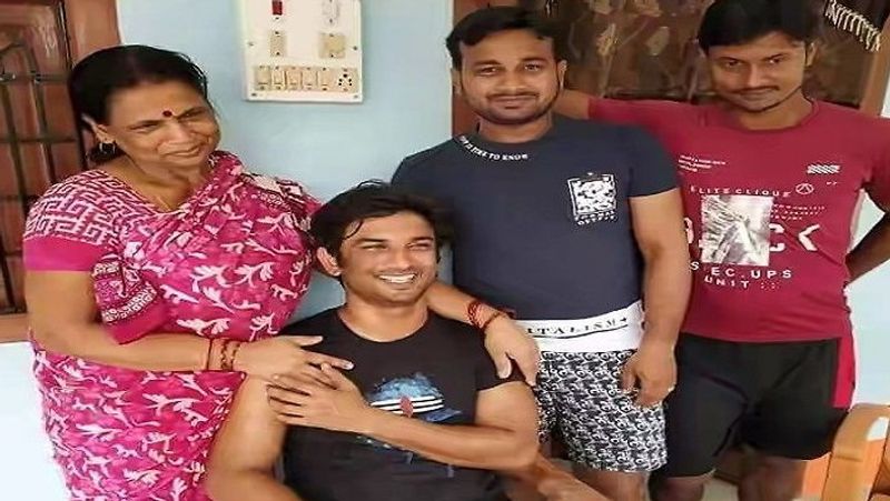 पूर्णिया में अपने रिश्तेदारों के साथ सुशांत सिंह राजपूत।