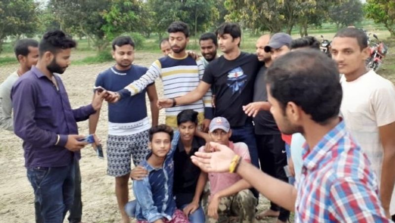 सुशांत सिंह जब 2019 में मुंडन कार्यक्रम के दौरान बिहार गए थे तो वह अपने बचपन के दोस्तों के साथ खूब घूमे थे। आज वही दोस्त यकीन नहीं कर पा रहे हैं कि उनका यह दोस्त अब इस दुनिया में नहीं रहा।
