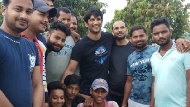 तस्वीर में आप साफ तौर पर देख सकते हैं कि किस तरह वह 8 महीने पहले अपने गांव के दोस्तों के साथ मस्ती करते दिखे थे। लेकिन इन दोस्तों को क्या पता था कि यह उनकी आखिरी मुलाकत है।