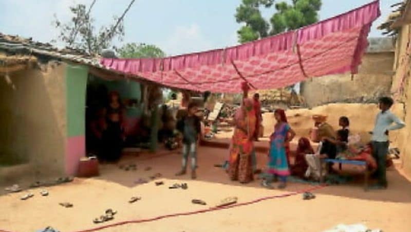  पूरी रस्मों-रिवाजों के साथ हुई थी शादी: एमपी के श्योपुर जिले के साडाकापाड़ा गांव के रहवे वाले जगदीश माली के बेटे दीपक की बारात शनिवार शाम सवाई माधोपुर जिल के अलापुरा गांव गई थी। जहां उसकी शादी रामप्रसाद माली की 21 वर्षीय बेटी अंजू सुमन के साथ पूरी रस्मो-रिवाजों के साथ शादी हुई। मंडप में सात फेरे लेते समय दुल्हन काफी खुशी दिखाई दे रही थी, लेकिन उसके मन में यह सब चल रहा था ये उसके घरवाले भी नहीं समझ पाए।