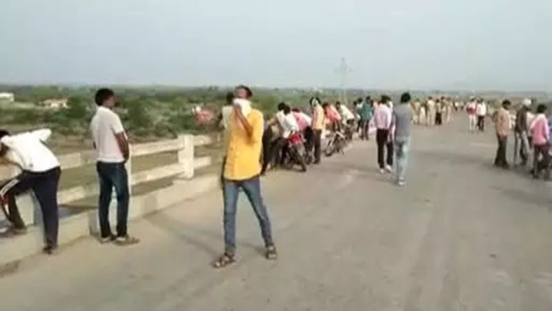 दूल्हे के साथ खूब डांस नाची थी दुल्हन: दुल्हन के परिजनों ने बताया कि दुल्हन अपनी शादी को लेकर काफी खुश थी, उसने मंडप में दू्ल्हे के साथ खूब डांस भी किया था। हमको को उसने पता भी नहीं लगने दिया कि वह इस शादी से इतनी नाखुश है कि ससुराल पहुंचने से पहले ही उसने मौत को गले लगा लिया। उसने ऐसा क्यों किया इस बारे में परिवार का कोई सदस्य नहीं जानता है।