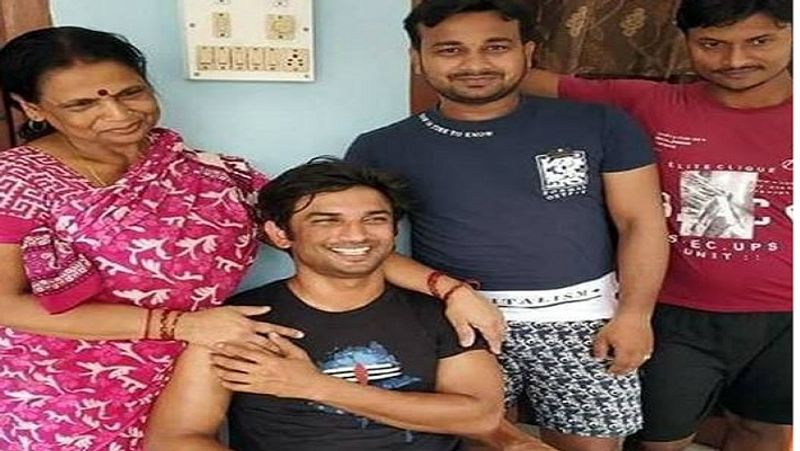 परिवार के लोग बताते हैं कि अभिनेता सुशांत की मां का साल 2002 में निधन हो गया था। उस समय सुशांत की उम्र 16 साल थी और वे अपनी मां के काफी करीब थे।
