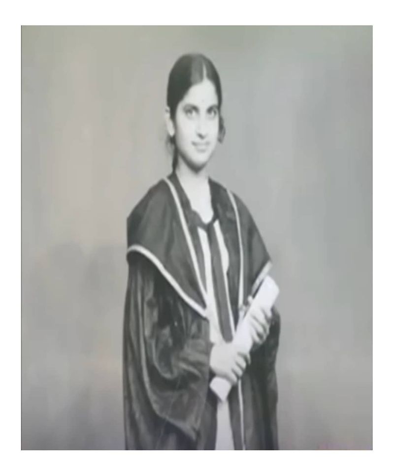 1950 ರ ಆಗಸ್ಟ್ 19 ರಂದು ಧಾರವಾಡ ಜಿಲ್ಲೆಯ 'ಶಿಗ್ಗಾಂವ್' (ಜಿಲ್ಲೆಯ) (ಈಗ ಹಾವೇರಿ ಜಿಲ್ಲೆಯಲ್ಲಿದೆ) ಗ್ರಾಮದ ಕುಲಕರ್ಣಿ ಮನೆತನದಲ್ಲಿ ಜನಿಸಿದರು.