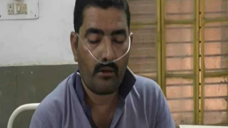 सांप ने सेल्समैन नरेंद्र के दाहिने हाथ में डसा। इसके बाद सांप दुकान के बाहर झाड़ियों में चला गया। घटना के वक्त होमगार्ड शराब पीये हुए था।