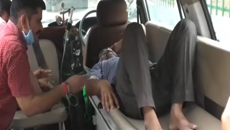 सेल्समैन को बेहोशी की हालत में लोग हॉस्पिटल ले गए। वहां प्राथमिक उपचार के बाद गुजरात के पालनपुर रेफर कर दिया गया।