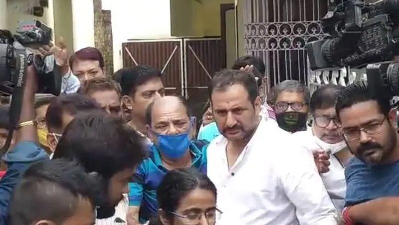 बांद्रा पुलिस स्टेशन में डॉक्टरों ने सुशांत की पोस्टमार्टम रिपोर्ट जमा कर दी है। डॉक्टर्स ने एक्टर की मौत की वजह फांसी के कारण दम घुटना बताई है।