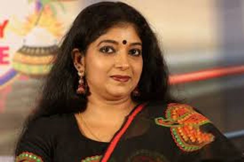 நடிகை சித்தர பிறந்த இடம் கேரளா கிள்ளிமானுர் என்ற ஊரில் பிறந்தார் இவர் தமிழ்,மலையாளம்,தெலுங்கு ஆகிய மொழிகளில் படம் பண்ணி இருக்கிறார் இவருக்கு முதல் தமிழ் படம் கே . பாலச்சந்தர் இயக்கிய புது புது அர்த்தங்கள் என்ற படத்தில் அறிமுகம் செய்ய பட்டு திரை பயணத்தை தொடங்கினார் இவருக்கு இன்னமும் கல்யாணம் ஆகவில்லை இவருக்கு வயது 46 