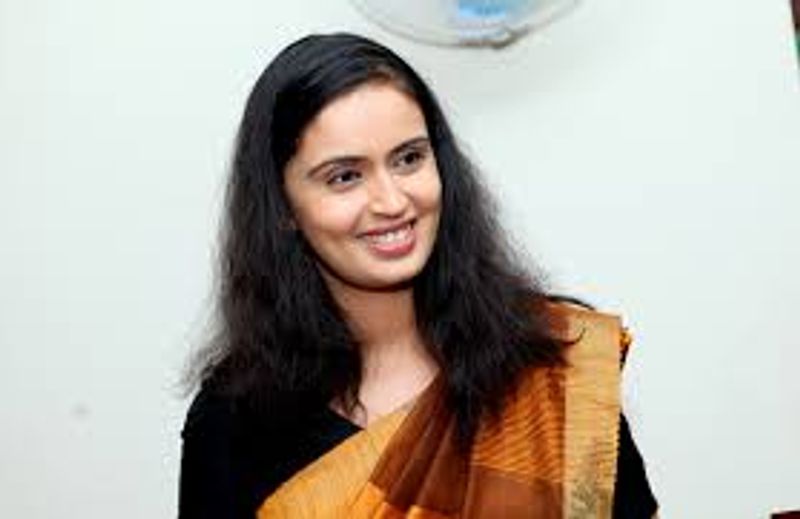 நடிகை கௌசல்யா கர்நாடகாவில் பிறந்தவர் தமிழ் திரைக்கு அறிமுகம் படுத்தியவர் கே . பாலச்சந்தர் மேனன் என்ற படத்தில் அதை தொடர்ந்து காலமெல்லாம் காதல் வாழ்க ,சொல்லாமலே, பூவேலி என்ற படங்களில் தொடர்ந்து பணியாற்றின இவருக்கு வயது 40 கல்யாணம் ஆகவில்லை இப்பொழுது இவங்க சீரியல் நடிகையாக வேலை செய்து கொண்டு இருக்கிறார் 