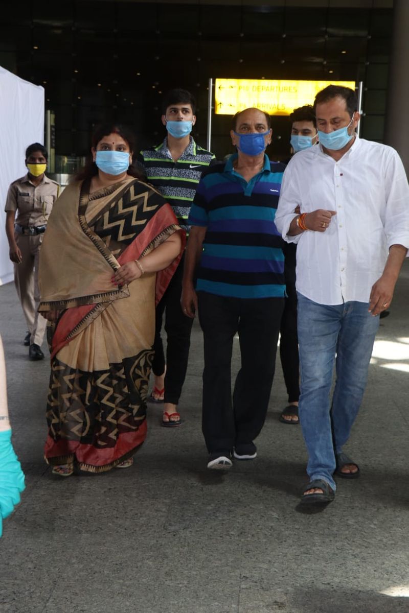 சுஷாந்த்சிங் மரணம் குறித்த செய்தி அறிந்ததும் போலீசார் முதல் கட்டமாக பீகார் மாநிலம் பாட்னாவில் உள்ள அவருடைய குடும்பத்தினருக்கு தகவல் தெரிவித்தனர்.