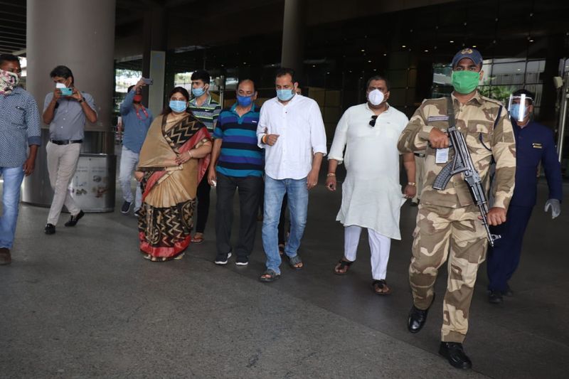 மகன் உயிரோடு இல்லை என்கிற உச்ச கட்ட சோகத்தை தாங்கி கொண்டு அவருடைய தந்தை சற்று நேரத்திற்கு முன், மும்பை ஏர்போர்ட் வந்தடைந்தார்.