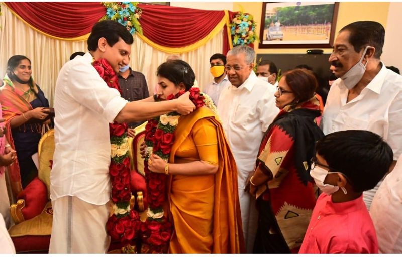 ಕೊರೊನಾ ಲಾಕ್ಡೌನ್ ಹಿನ್ನೆಲೆಯಲ್ಲಿ ಎರಡೂ ಕುಟುಂಬಗಳ ಸದಸ್ಯರು ಮತ್ತು ಆಪ್ತ ಸ್ನೇಹಿತರು ಮಾತ್ರ ಈ ವಿವಾಹದಲ್ಲಿ ಭಾಗಿಯಾಗಿದ್ದರು.