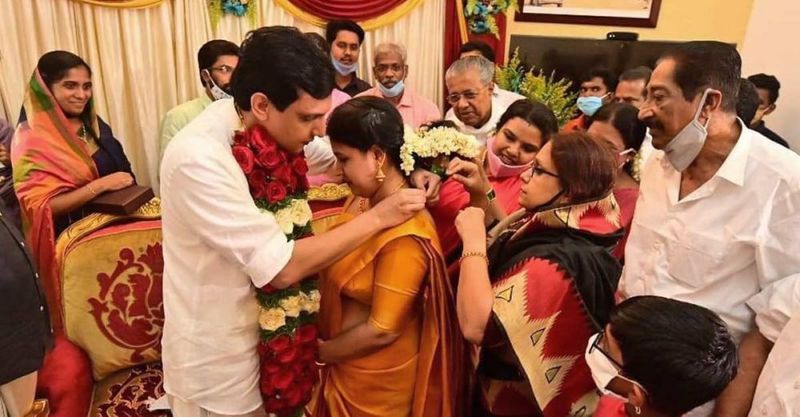 ಕೇರಳ ಮುಖ್ಯಮಂತ್ರಿ ಪಿಣರಾಯಿ ವಿಜಯನ್ ಹಿರಿಯ ಮಗಳು ವೀಣಾ ಥಯಿಕ್ಕಂಡಿಯಿಲ್ ಮದುವೆ ಡಿವೈಎಫ್ಐ ರಾಷ್ಟ್ರೀಯ ಅಧ್ಯಕ್ಷ ಮುಹಮ್ಮದ್ ರಿಯಾಸ್ ಜೊತೆ ನಡೆದಿದೆ.