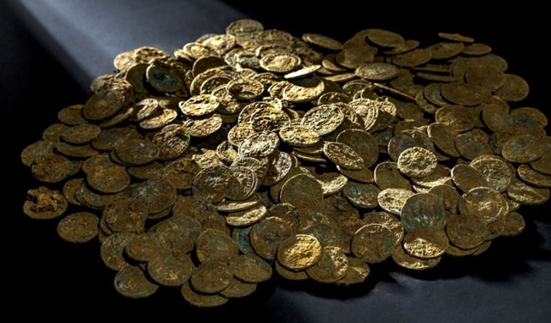 बता दें कि इससे पहले सिंगापुर में एक महिला ने अपने घर के पीछे से 500 साल पुराना सोने का एक सिक्का पाया था। 