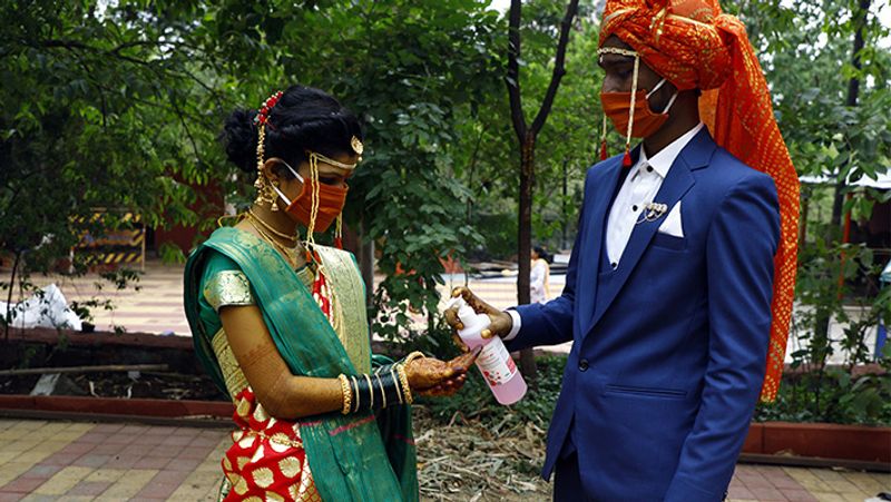यह तस्वीर पुणे में पिछले दिनों हुई एक शादी के दौरान की है। शादी की रस्मों के पहले दूल्हा-दुल्हन ने एक-दूसरे को सैनिटाइज किया।