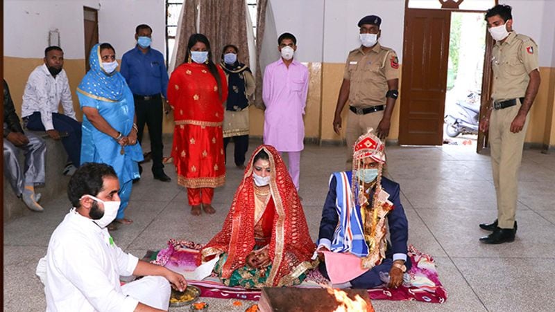 यह शादी चंडीगढ़ की है। यहां दूल्हा-दुल्हन के अलावा पंडित और बाकी लोग भी मास्क में दिखे।