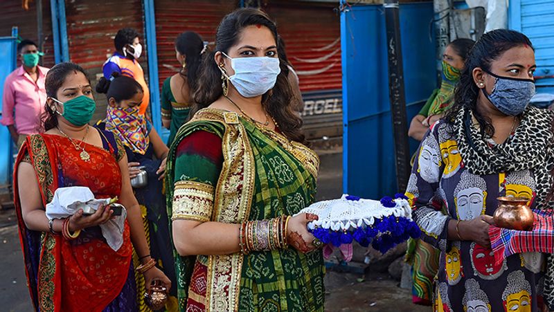 यह तस्वीर मुंबई की है। वट पूर्णिमा के दिन पूजन के लिए निकलीं महिलाओं ने मास्क का ध्यान रखा।