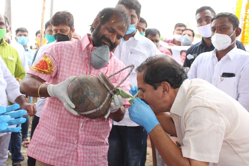 Telangana minister srinivas goud and dasyam vinay bhaskhar having neera