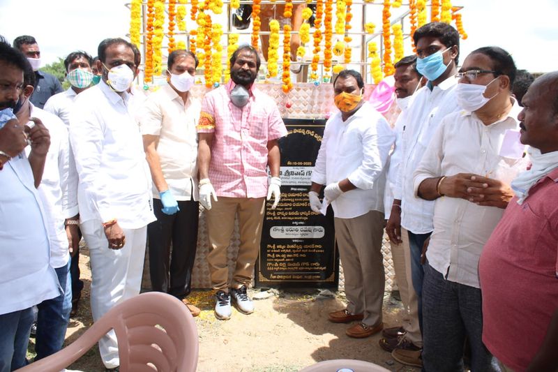 Telangana minister srinivas goud and dasyam vinay bhaskhar having neera