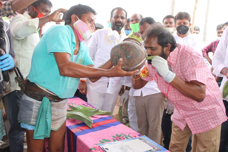 Telangana minister srinivas goud and dasyam vinay bhaskhar having neera