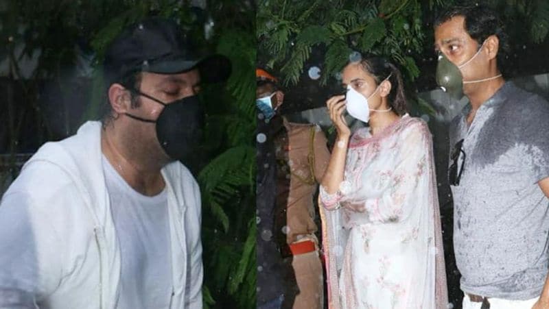 করোনার আতঙ্কের মধ্যে লকডাউন পরিস্থিতিতে খুব বেশি জন সমাগম করা যাবে না। তাই পরিবারের সদস্য ও ঘনিষ্ঠ বন্ধুবান্ধবের উপস্থিতিতেই সম্পন্ন হবে তার শেষকৃত্য।