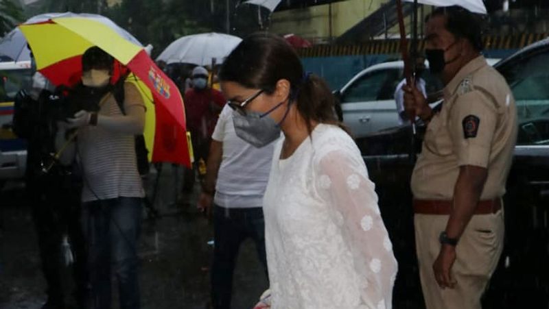 শ্রদ্ধা কাপুর তার বন্ধু সুশান্তকে শেষ বিদায় জানাতে এসেছেন।