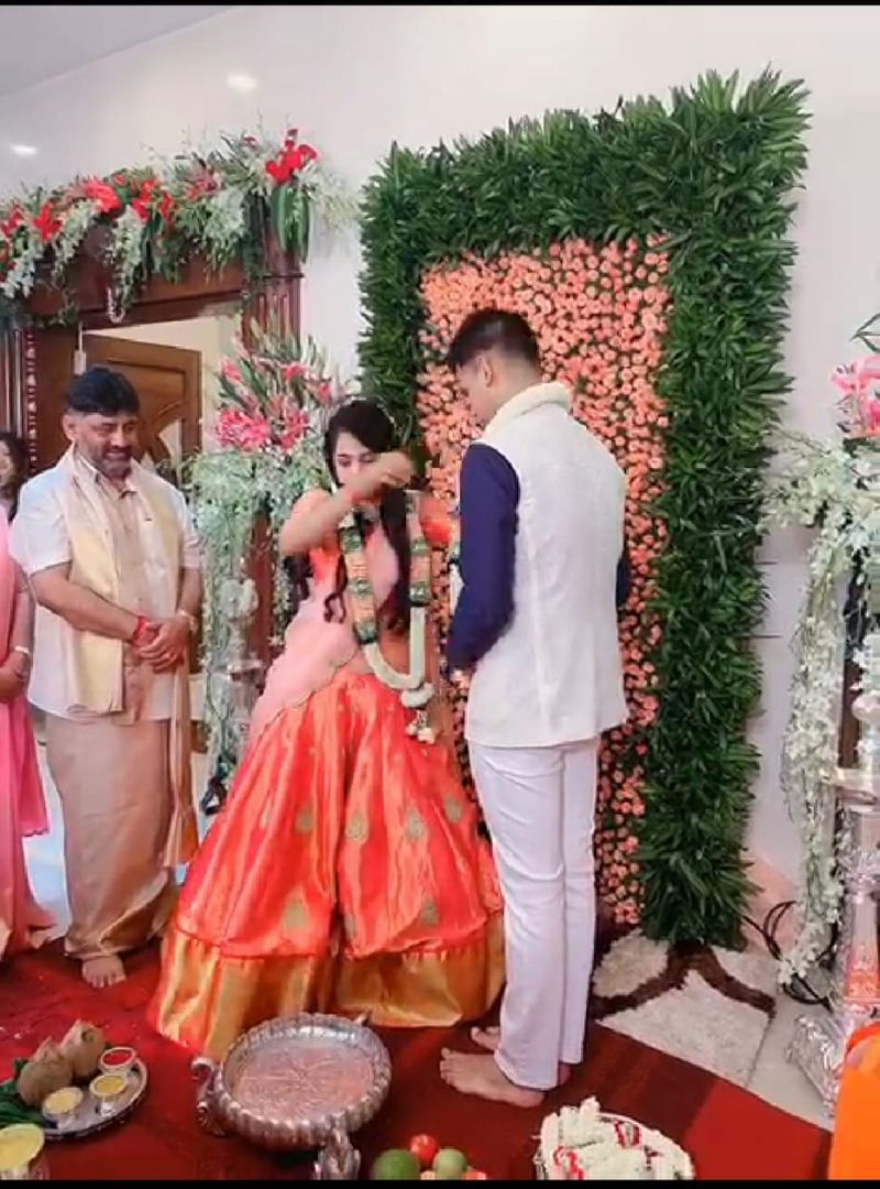 ಹಾರ ಬದಲಾಯಿಸಿಕೊಂಡ ನವ ಜೋಡಿ ಅಮರ್ಥ್ಯ ಹಾಗು ಐಶ್ವರ್ಯ
