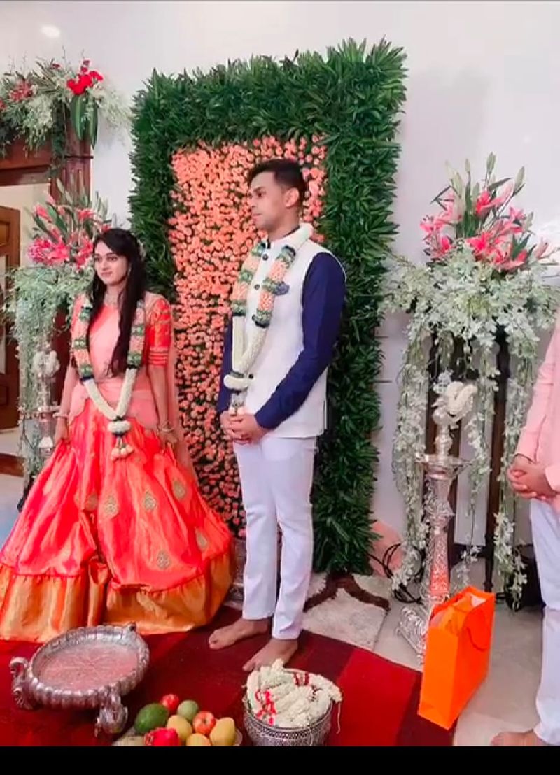 ಇದೀಗ ರಾಜಕೀಯ ಗುರುವಿನ ಮೊಮ್ಮಗನಿಗೆ ಪುತ್ರಿಯನ್ನು ವಿವಾಹ ಮಾಡಿಕೊಡುವ ಮೂಲಕ ರಾಜ್ಯದ ಎರಡು ಪ್ರಭಾವಿ ರಾಜಕೀಯ ಕುಟುಂಬಗಳು ವೈವಾಹಿಕ ಸಂಬಂಧ ಬೆಳೆಸಿವೆ.