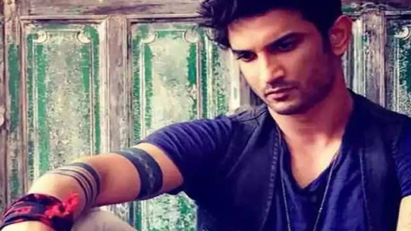 তাই ওয়েব দুনিয়ায় কাজ করা এবং ছোট খাটো ছবিতে কাজ করা ছাড়া তাঁর কাছে আর উপায় রইল না। বাধ্য হয় প্রযোজক, পরিচালকের দ্বোরে দ্বোরে ঘুরতে হয় তাঁকে।