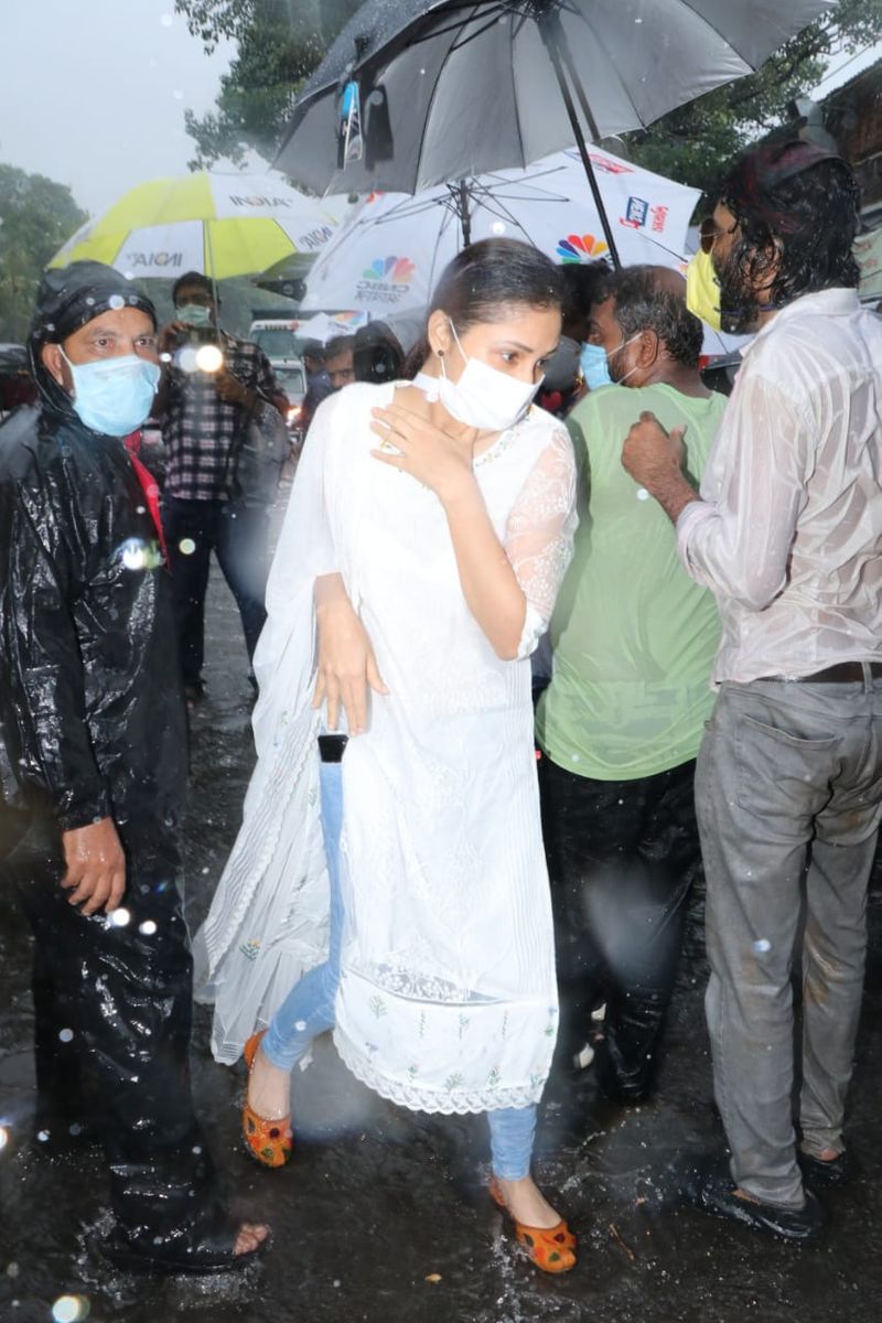 நடிகை ஷ்ரத்தா கபூர் முதல் ஆளாக பவன் ஹன்ஸ் பகுதிக்கு வந்தார். 