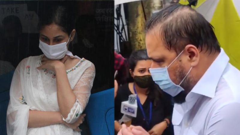 पूजा चोपड़ा और बंटी वालिया भी शमशान घाट पहुंचे।
