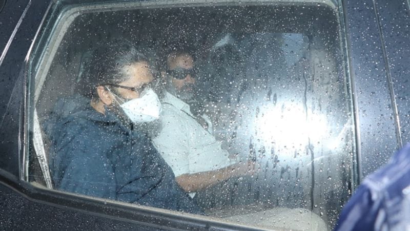 बता दें कि सुशांत के पिता एयरपोर्ट से सीधे बांद्रा में अपने बेटे के घर पहुंचे थे। घर के बाहल भी धीरे-धीरे लोगों की भीड़ इकट्ठी होने लगी थी। उनके रिश्तेदार और करीबी शमशान पहुंचने से पहले घर पर पहुंचे थे।